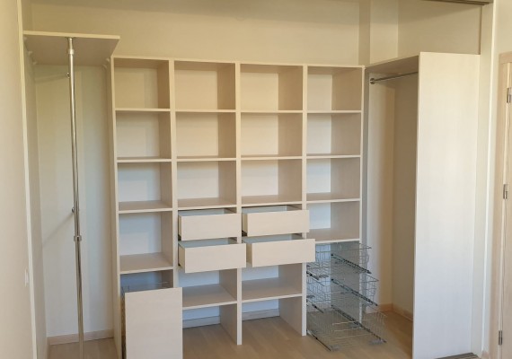 Skapji ar bīdāmām durvīm - Skapis ar bīdāmām durvīm