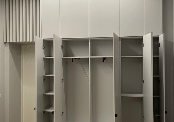 Skapji ar veramām durvīm - Wardrobes with swing doors