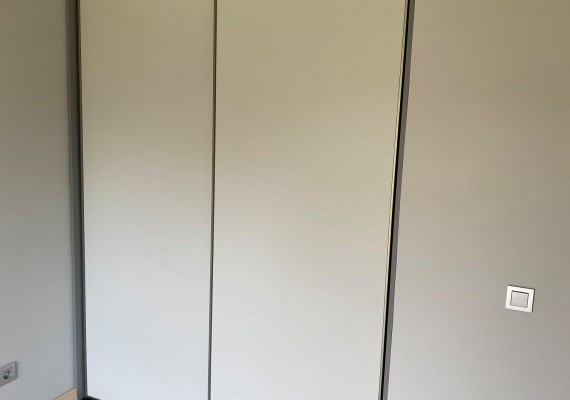 Skapji ar bīdāmām durvīm - Skapis ar bīdāmām durvīm