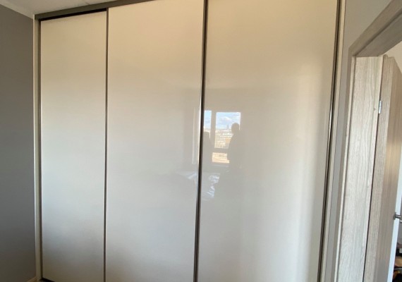 Skapji ar bīdāmām durvīm - Skapis ar bīdāmām durvīm