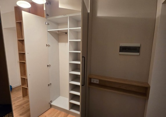 Skapji ar veramām durvīm - Priekšnama skapis