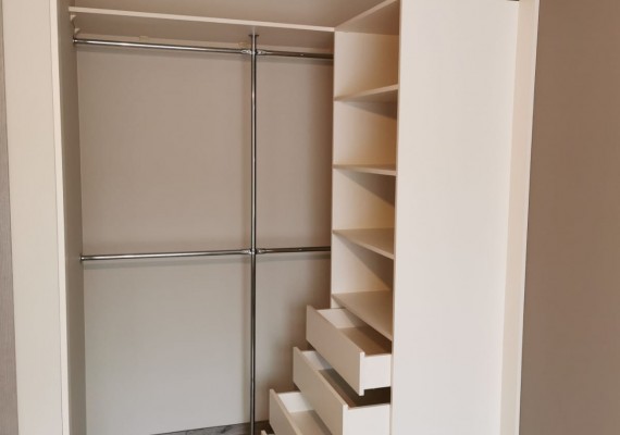 Skapji ar bīdāmām durvīm - Skapis ar bīdāmām durvīm