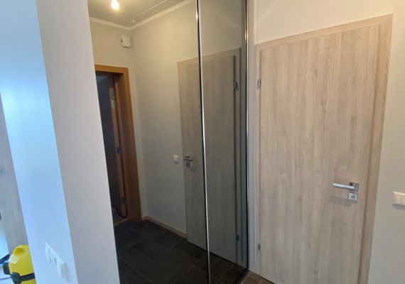 Skapji ar bīdāmām durvīm - Skapis ar bīdāmām durvīm