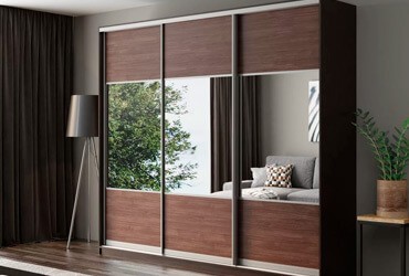 Skapis ar bīdāmām durvīm