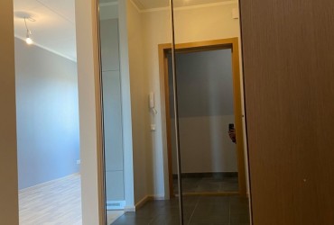 Skapis ar bīdāmām durvīm